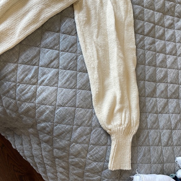 Cream soft sweater puffy sleeves somewhat fitted - Picture 2 of 4